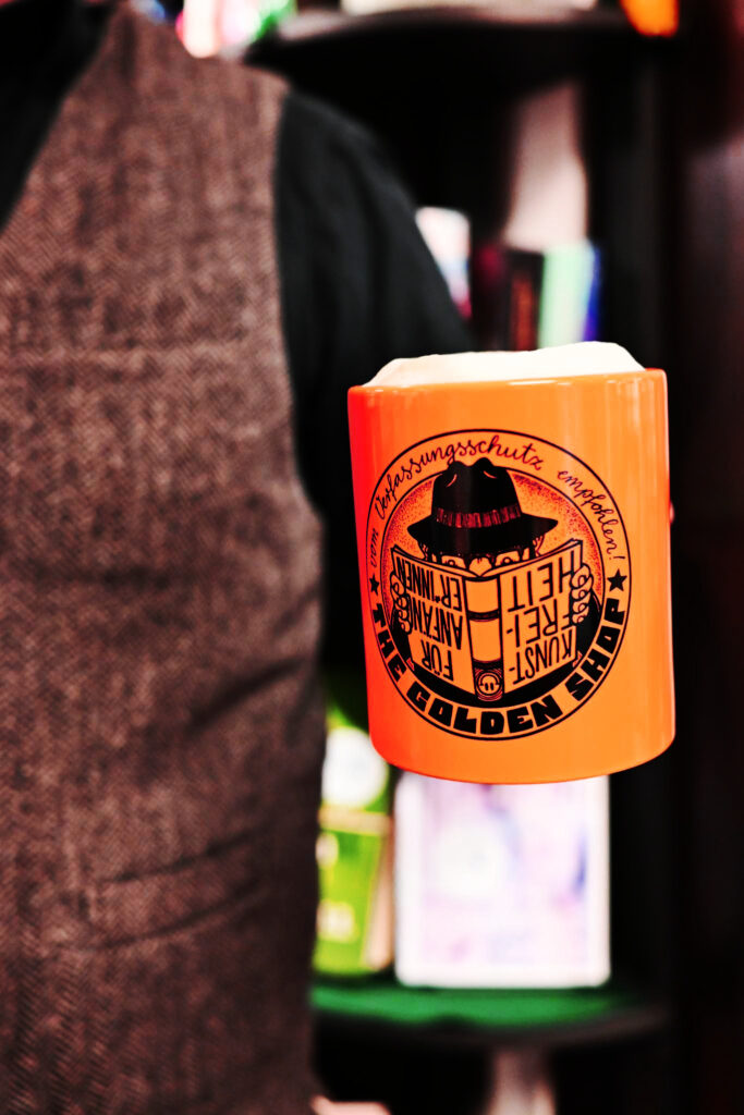 Bild der Tasse "vom Verfassungsschutz empfohlen" des Golden Shop
