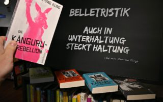 Buchcover Känguru Rebellion vor Zitat von Marc-Uwe Kling