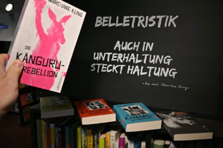 Buchcover Känguru Rebellion vor Zitat von Marc-Uwe Kling