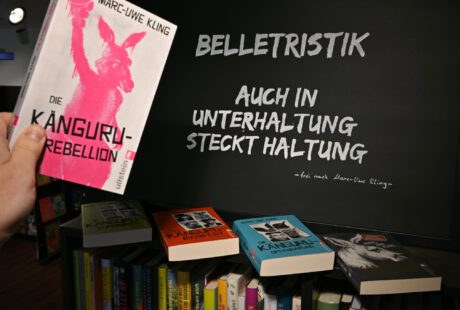 Buchcover Känguru Rebellion vor Zitat von Marc-Uwe Kling