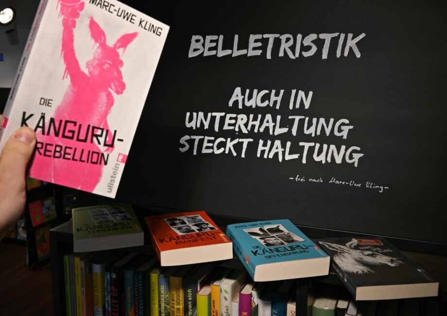 Buchcover Känguru Rebellion vor Zitat von Marc-Uwe Kling